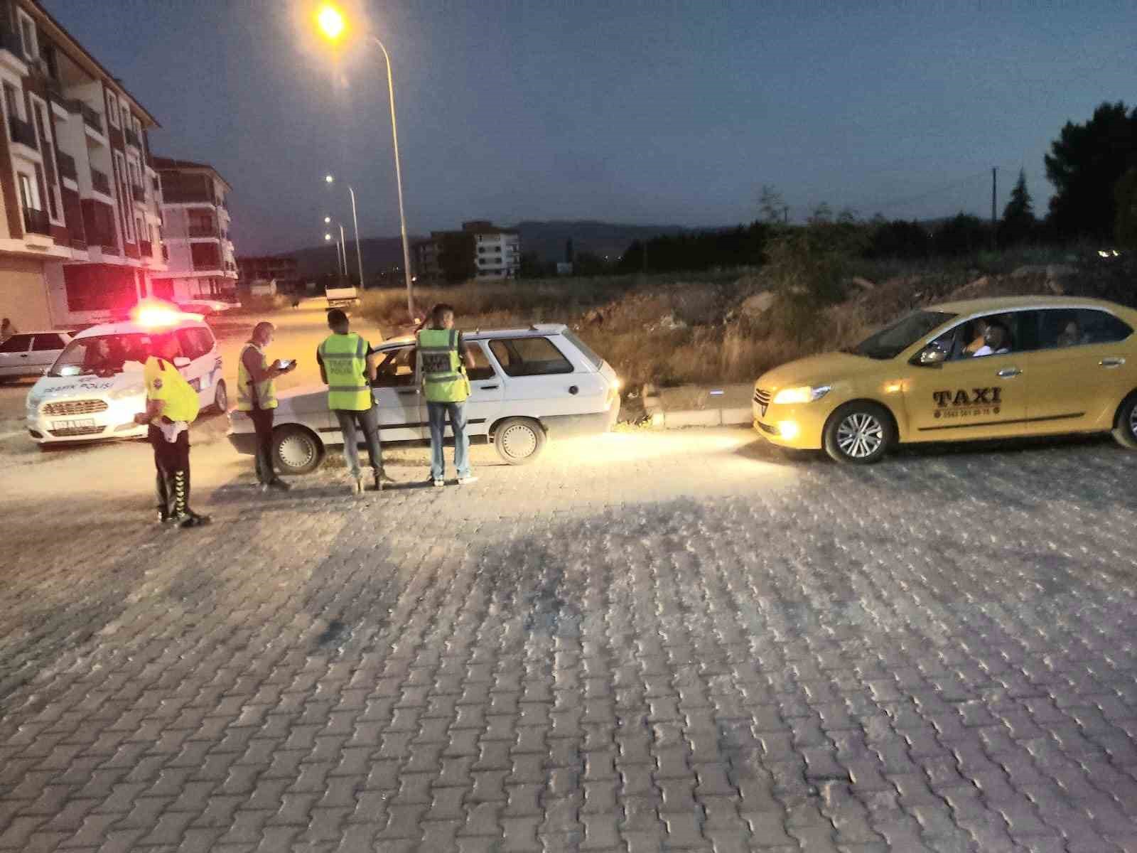 AFYONKARAHİSAR’IN DİNAR İLÇESİNDE POLİS TARAFINDAN GERÇEKLEŞTİRİLEN ASAYİŞ VE TRAFİK DENETİMİNDE
