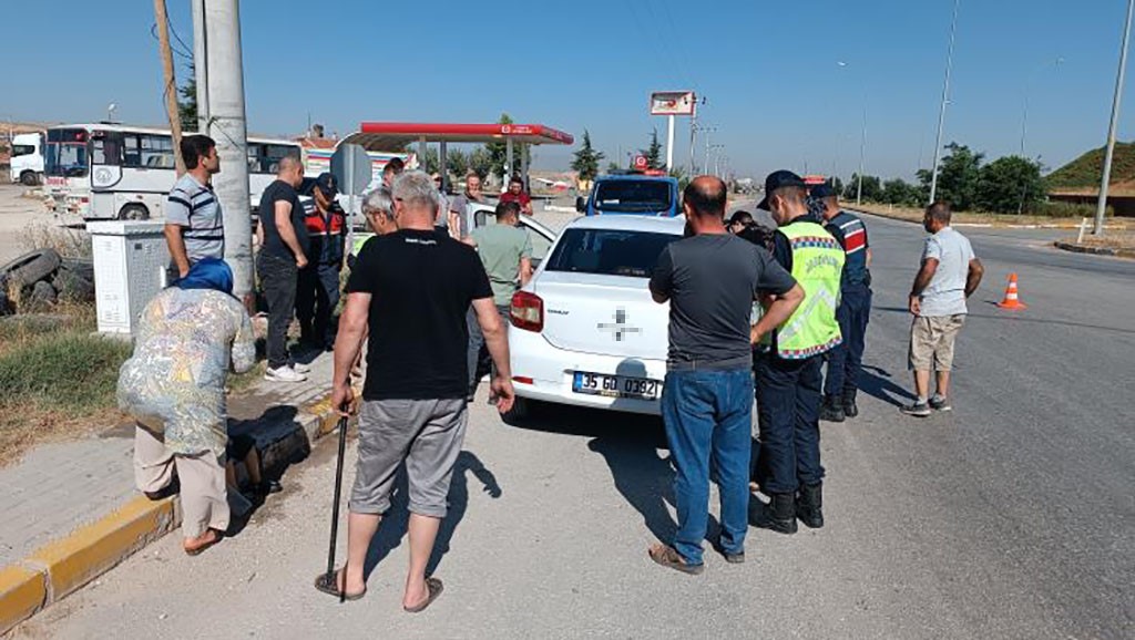 AFYONKARAHİSAR’DA KONTROLDEN ÇIKARAK BETON DİREĞE ÇARPAN OTOMOBİLDE CAN PAZARI YAŞANDI.