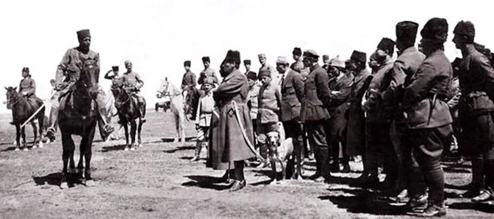 Tarihler Türk Milleti için karar gününü gösteriyordu. Sarı saçlı mavi