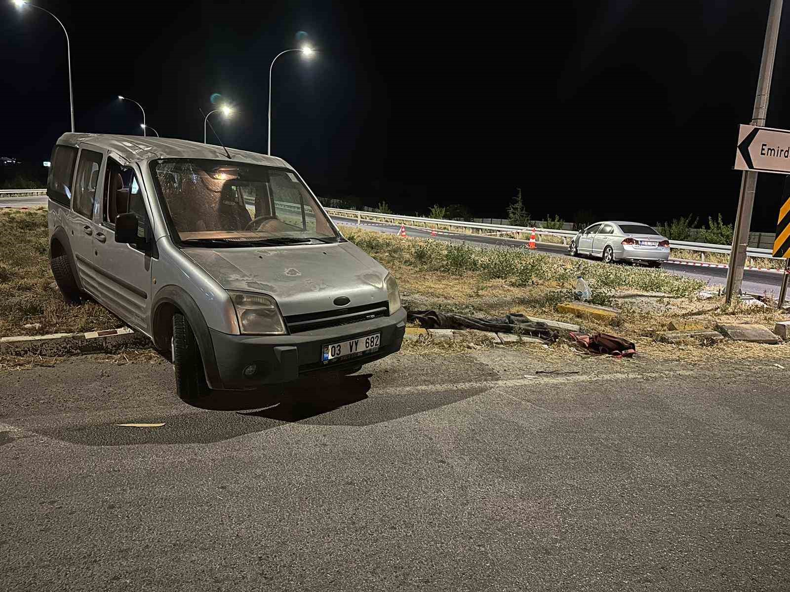 AFYONKARAHİSAR’DA HAFİF TİCARİ ARAÇLA OTOMOBİLİN ÇARPIŞTIĞI KAZADA 2’Sİ AĞIR 9