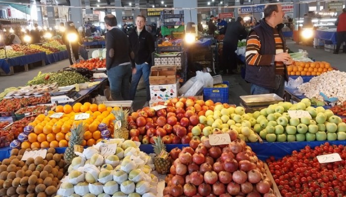 Kışın tüketebilmek için yazdan hazırlıklara başlıyoruz. Buzlukta saklanan sebzelerden tutun