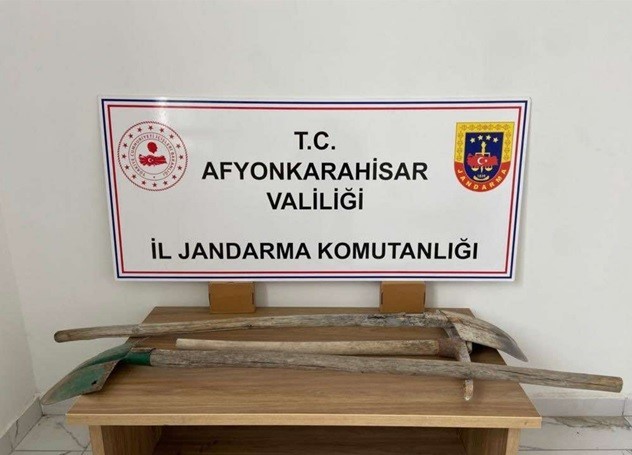 AFYONKARAHİSAR’DA KAÇAK KAZI YAPAN 4 KİŞİ JANDARMA TARAFINDAN SUÇÜSTÜ YAPILDI.