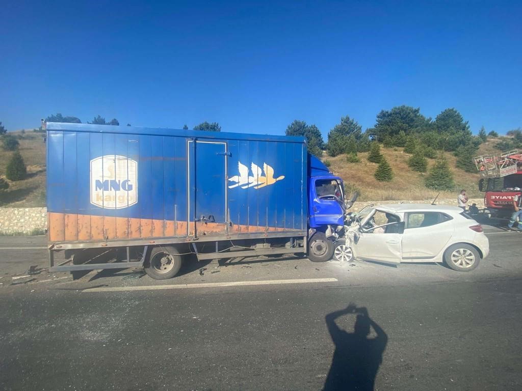 AFYONKARAHİSAR’DA YOL BAKIM ÇALIŞMASI OLAN KARAYOLUNDA TEK YÖNDEN SAĞLANAN TRAFİKTE