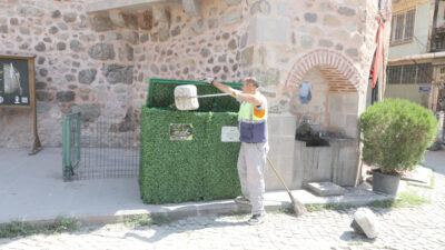 Afyonkarahisar Belediyesi Temizlik İşleri Müdürlüğü’ne bağlı ekipleri kentin farklı noktalarında