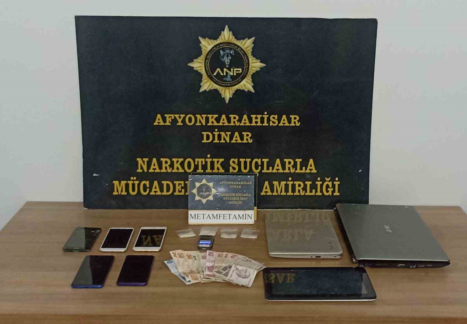AFYONKARAHİSAR’DA POLİSİN ‘DUR’ İHTARINA UYMAYARAK ÖNCE OTOMOBİLLE ARDINDAN YAYA OLARAK