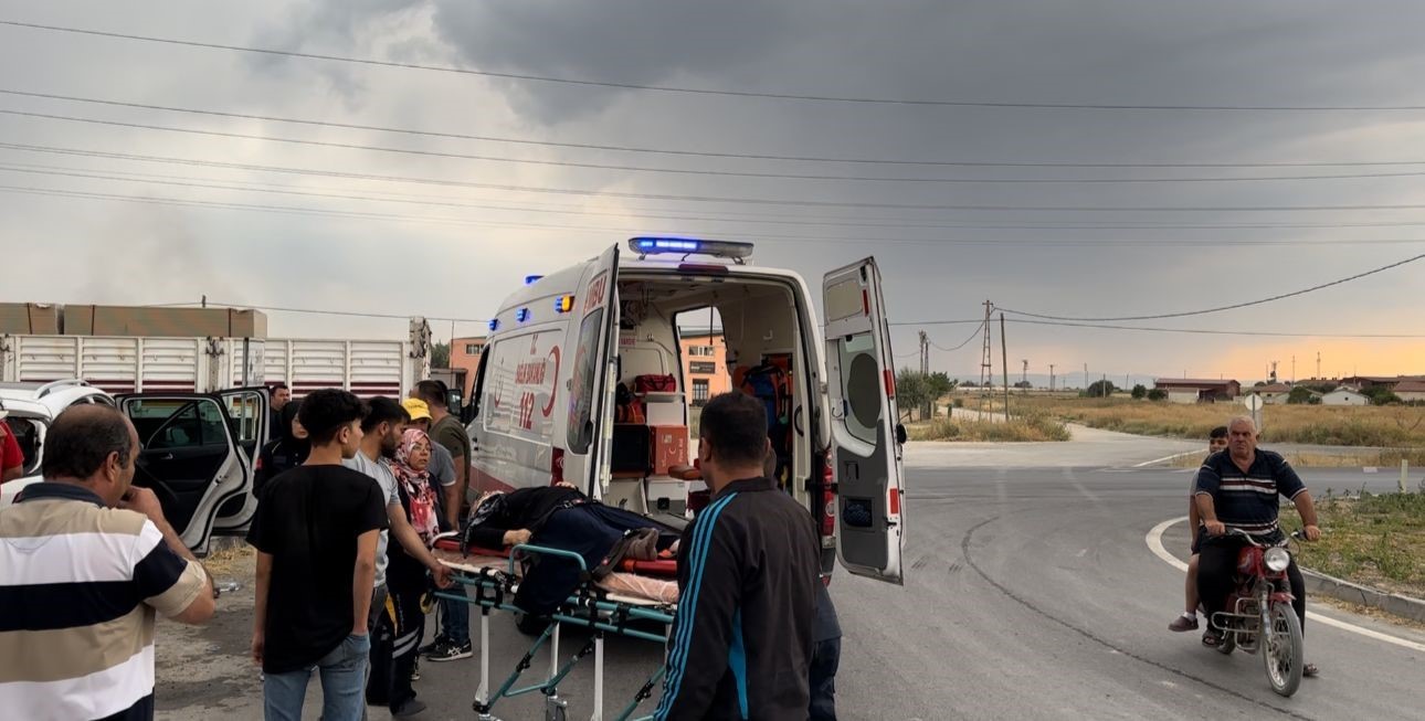 AFYONKARAHİSAR'DA KAVŞAKTA DÖNÜŞ YAPMAYA ÇALIŞAN OTOMOBİLİN TIR İLE ÇARPIŞMASI SONUCU