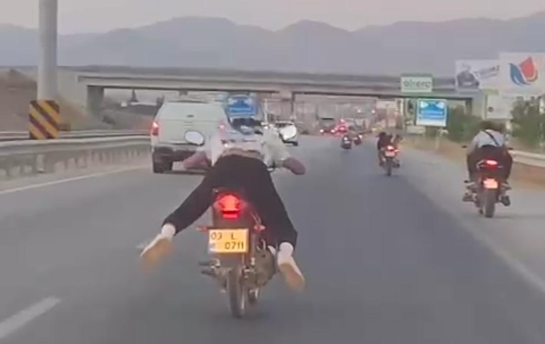 AFYONKARAHİSAR’IN SANDIKLI İLÇESİNDE BİR GRUP GENCİN KULLANDIKLARI MOTOSİKLETLERİN ÜZERİNDE YAPTIKLARI
