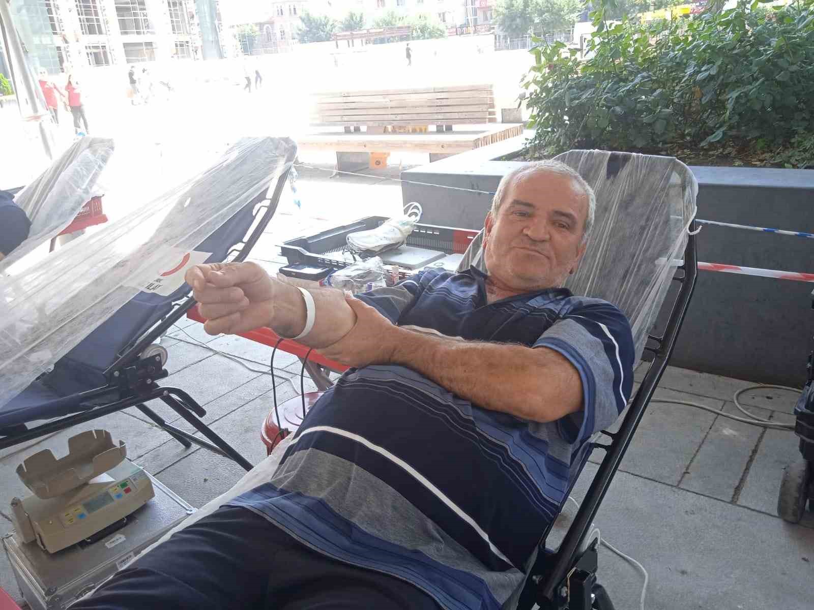 63 YAŞINDAKİ GÖNÜLLÜ KAN BAĞIŞÇISI  EMİN ŞAHİN BU ALANDA