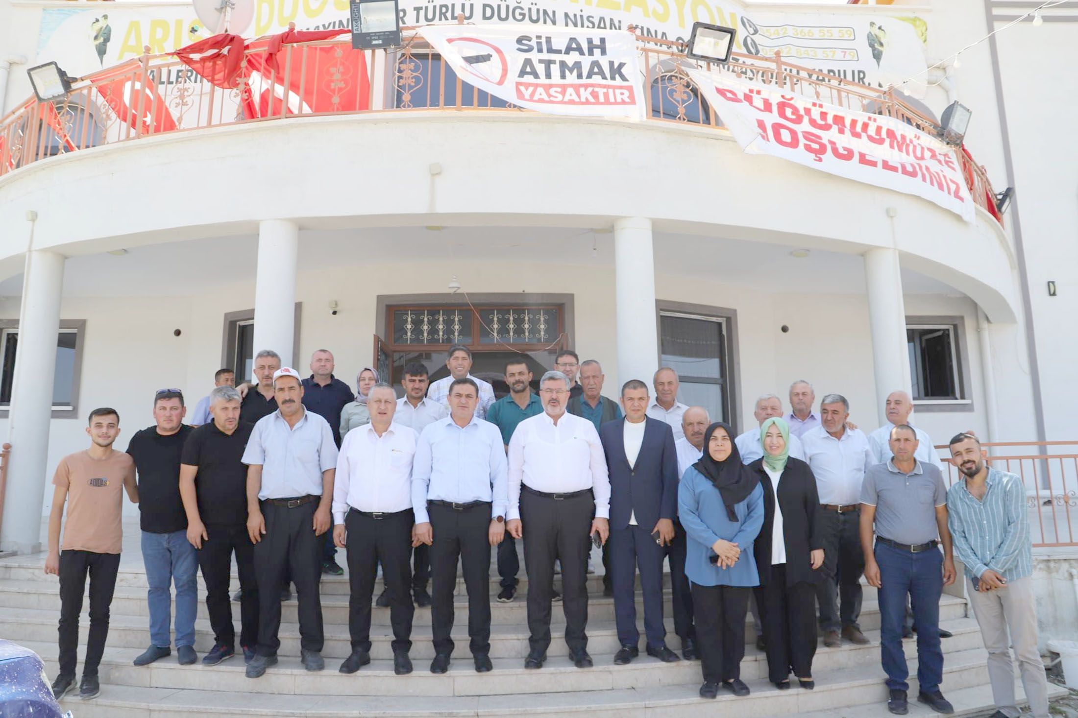 AK Parti Afyonkarahisar Milletvekili Ali Özkaya, İlçelerde partilileri ve vatandaşlarla