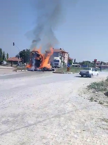 AFYONKARAHİSAR’DA KARAYOLUNDA İLERLEYEN SAMAN YÜKLÜ TRAKTÖR RÖMORKU BİR ANDA ALEV