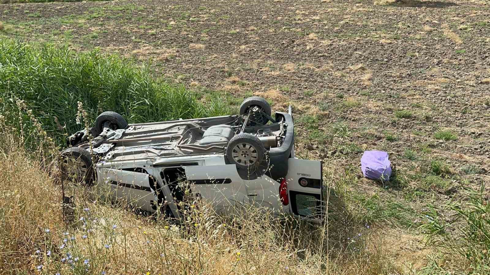AFYONKARAHİSAR’DA KONTROLDEN ÇIKARAK ŞARAMPOLE DEVRİLEN HAFİF TİCARİ ARAÇTA 1 KİŞİ