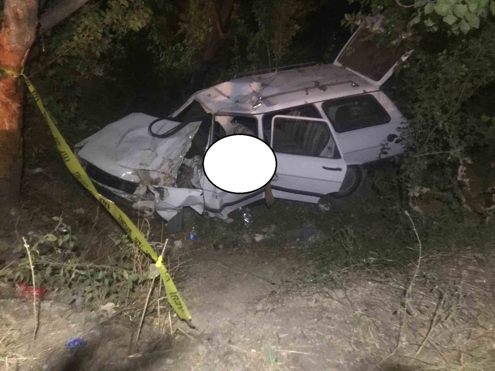 AFYONKARAHİSAR’DA KONTROLDEN ÇIKIP ŞARAMPOLE GİREREK AĞACA ÇARPAN OTOMOBİLDE 2 KİŞİ
