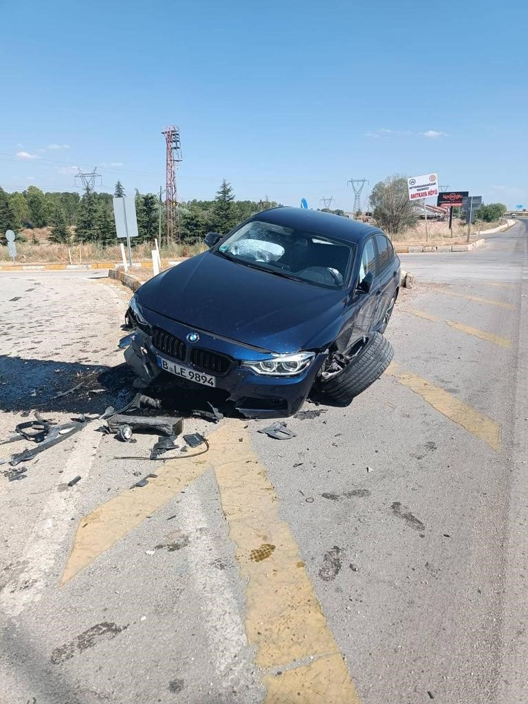 AFYONKARAHİSAR'DA YOL ORTASINDAKİ REFÜJE ÇARPMASI SONUCU YAŞANAN KAZADA SIRBİSTAN UYRUKLU