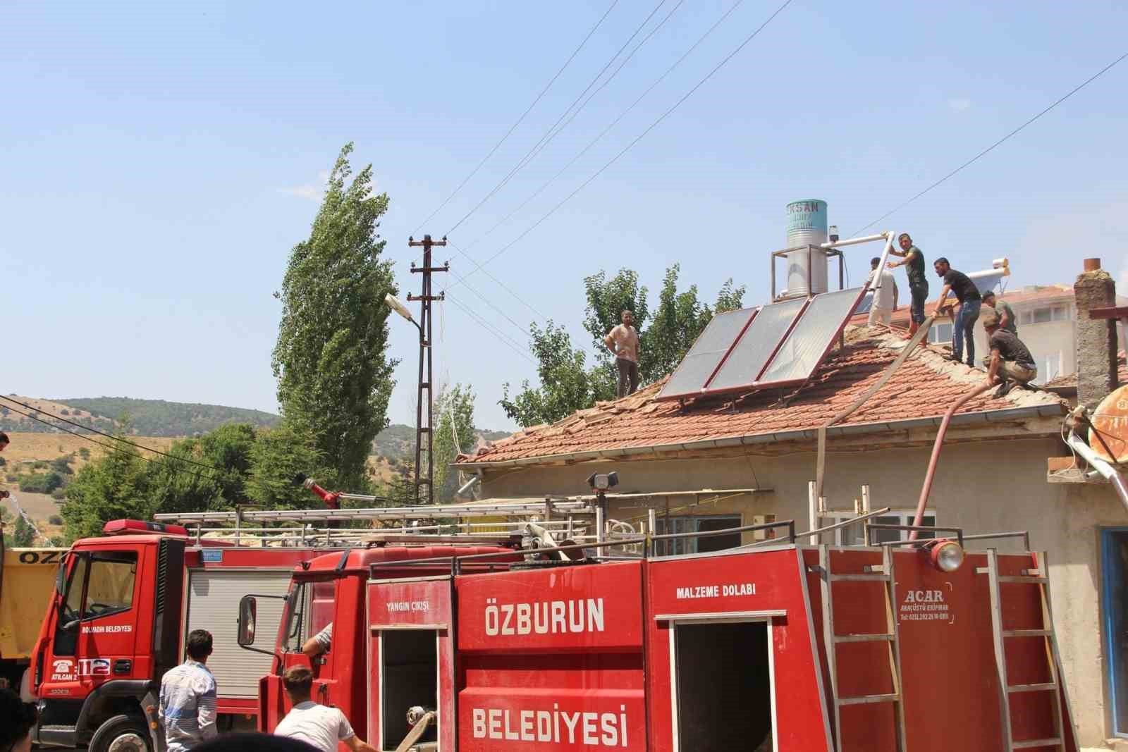 AFYONKARAHİSAR’DA TANDIR SIÇRAYAN ATEŞTEN ÇIKAN YANGINDA 2 EV ZARAR GÖRÜRKEN,