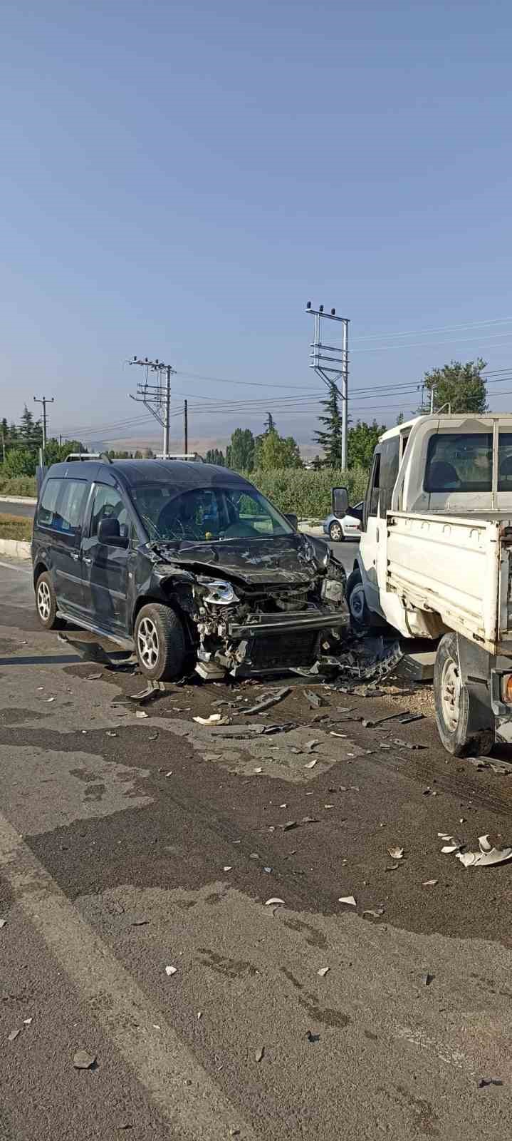 AFYONKARAHİSAR’DA KAMYONET İLE HAFİF TİCARİ ARACIN ÇARPIŞTIĞI KAZADA 9 KİŞİ