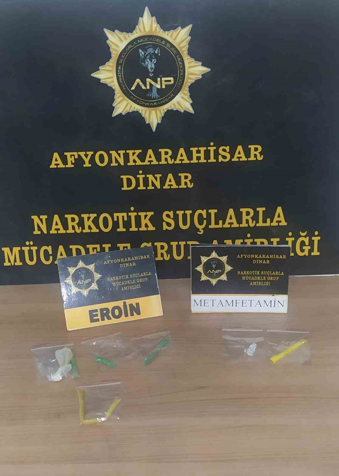 AFYONKARAHİSAR’DA DURDURULAN ARAÇTA DEĞİŞİK TÜRLERDE UYUŞTURUCU MADDELER İLE YAKALANAN 2