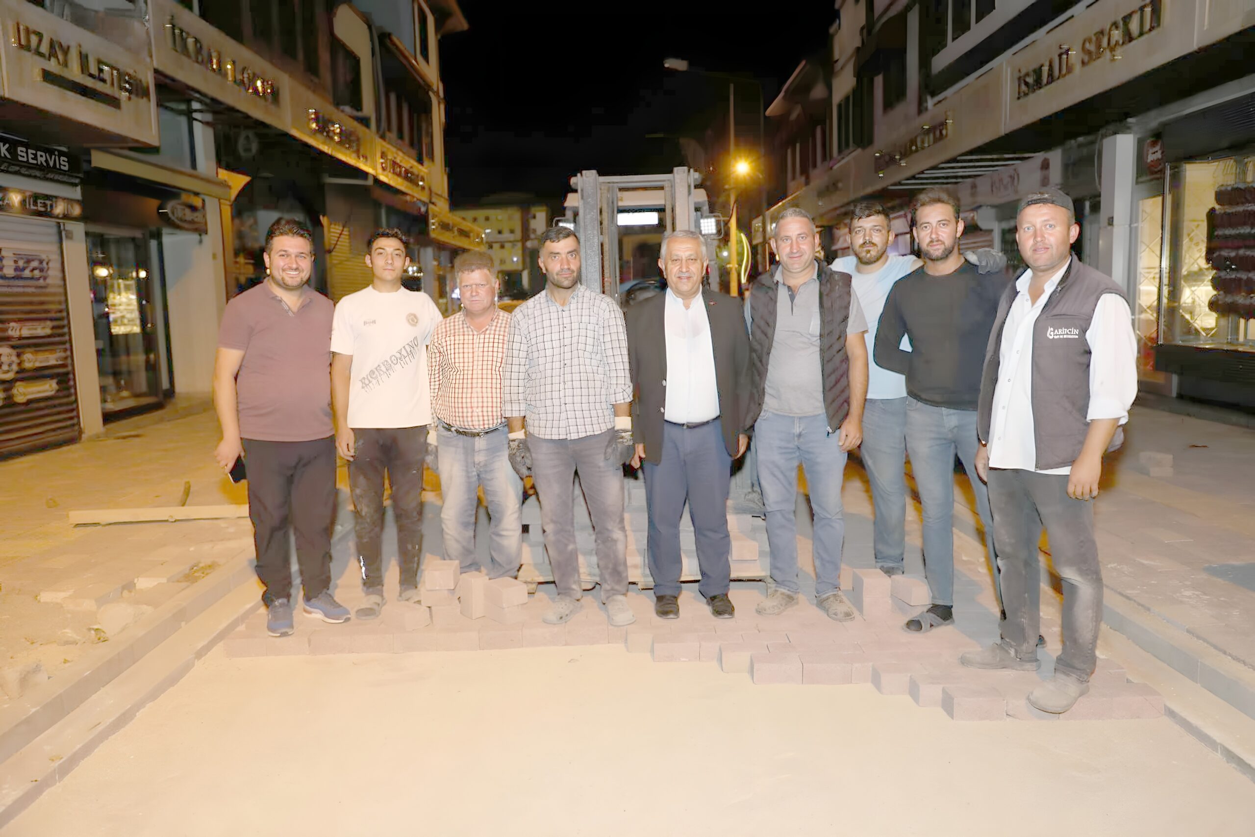 Afyonkarahisar’ın kalbi Uzun Çarşı’da üst yapı çalışmaları aralıksız sürüyor. Tarihi