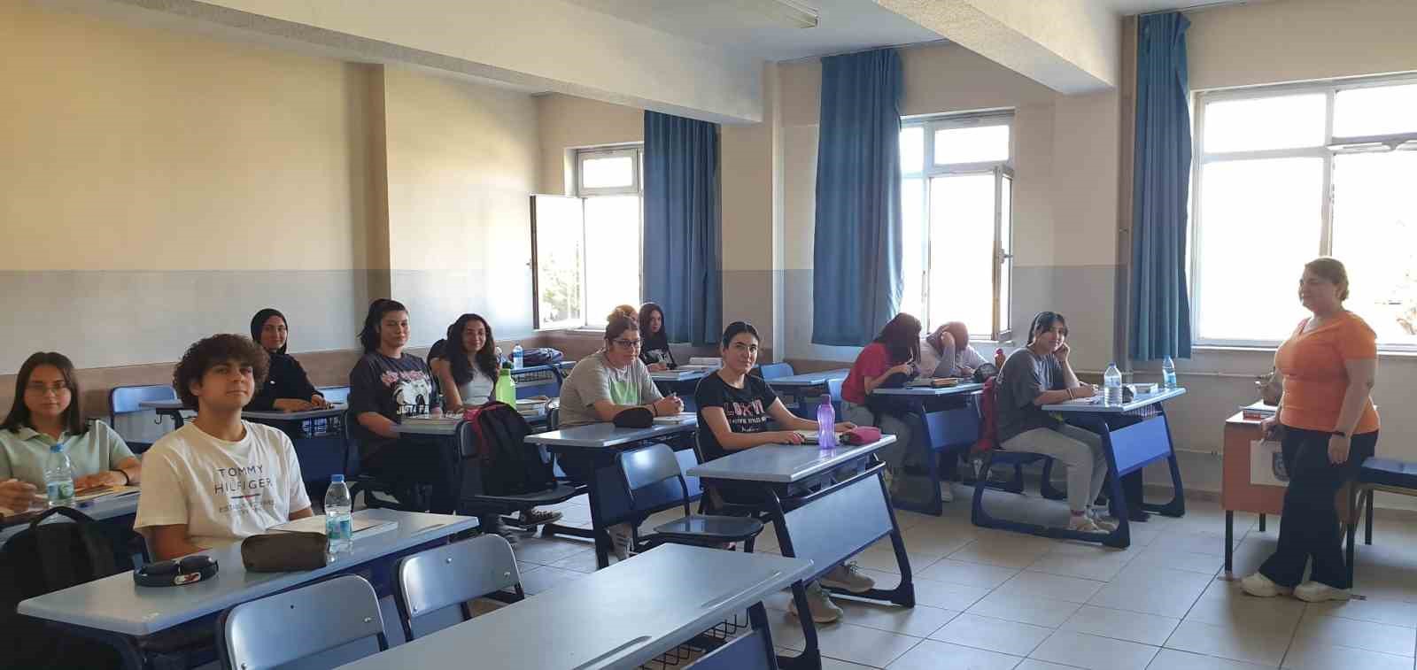 AFYONKARAHİSAR’DA 12'NCİ SINIFLARA GEÇİŞ YAPAN ÖĞRENCİLERE YÖNELİK GERÇEKLEŞTİRİLEN YKS YAZ