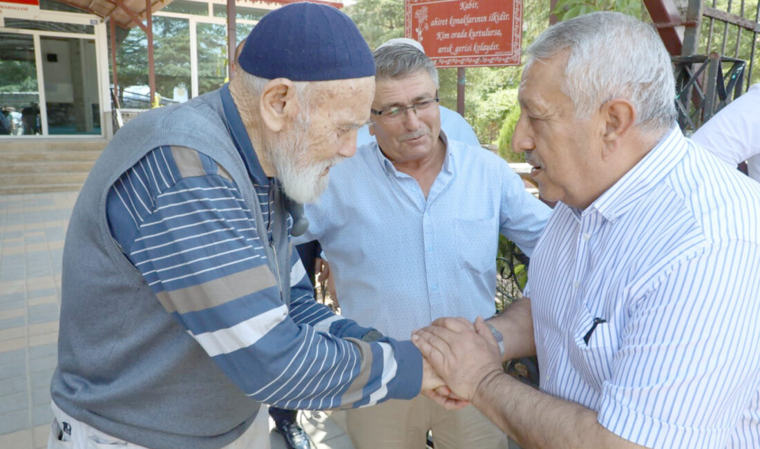 Sadıkbey’de vatandaşlarla bir araya gelen Belediye Başkanı Mehmet Zeybek, vatandaşların