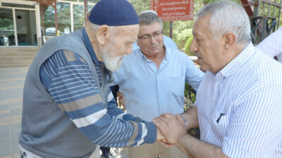 Sadıkbey’de vatandaşlarla bir araya gelen Belediye Başkanı Mehmet Zeybek, vatandaşların