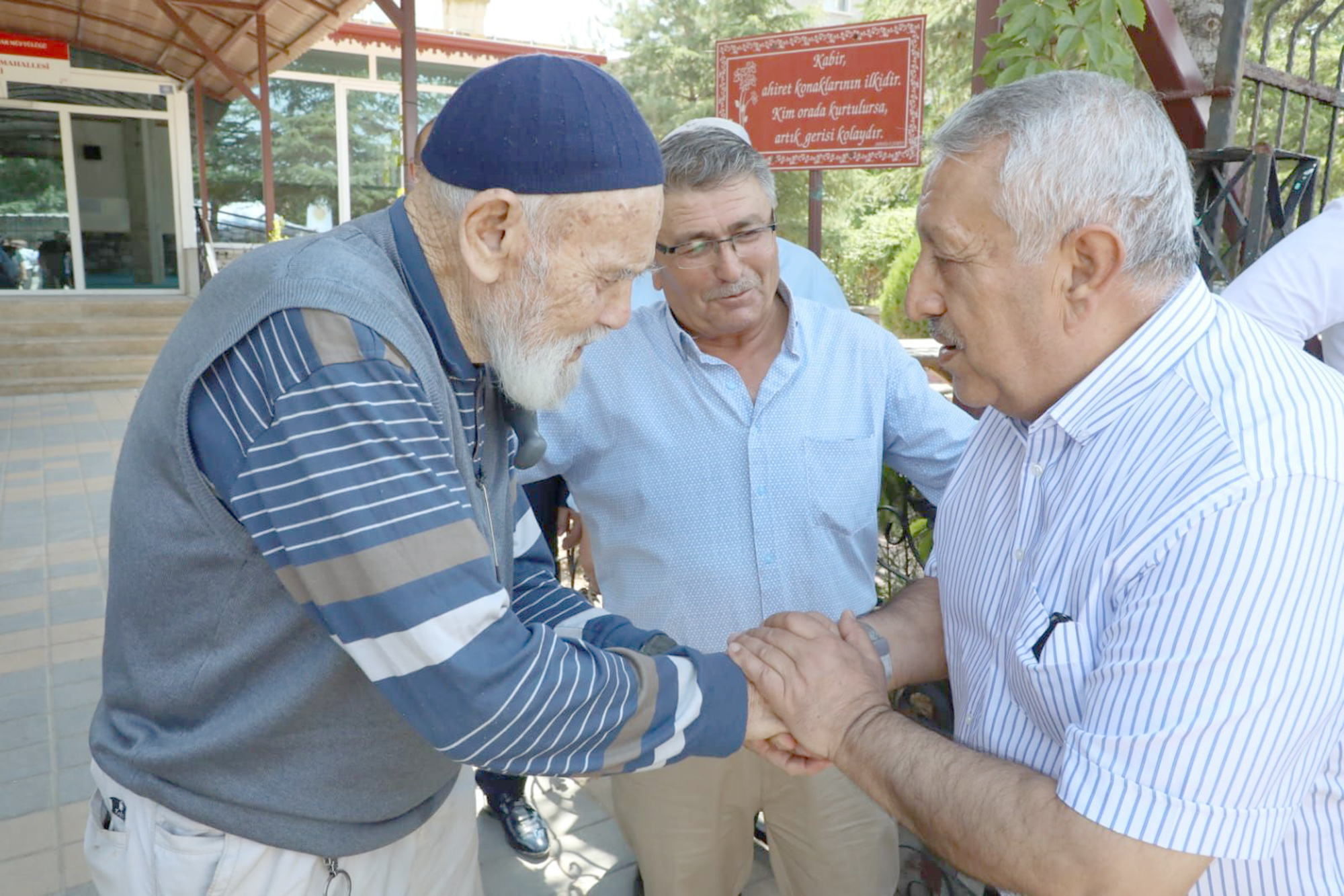 Sadıkbey’de vatandaşlarla bir araya gelen Belediye Başkanı Mehmet Zeybek, vatandaşların