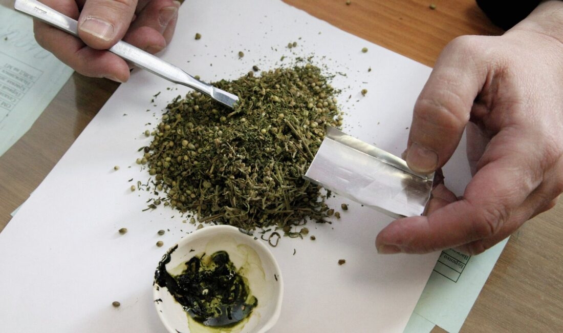 Afyonkarahisar’da güvenlik güçleri tarafından yapılan operasyonda 1,5 kilogram esrar yalanırken,