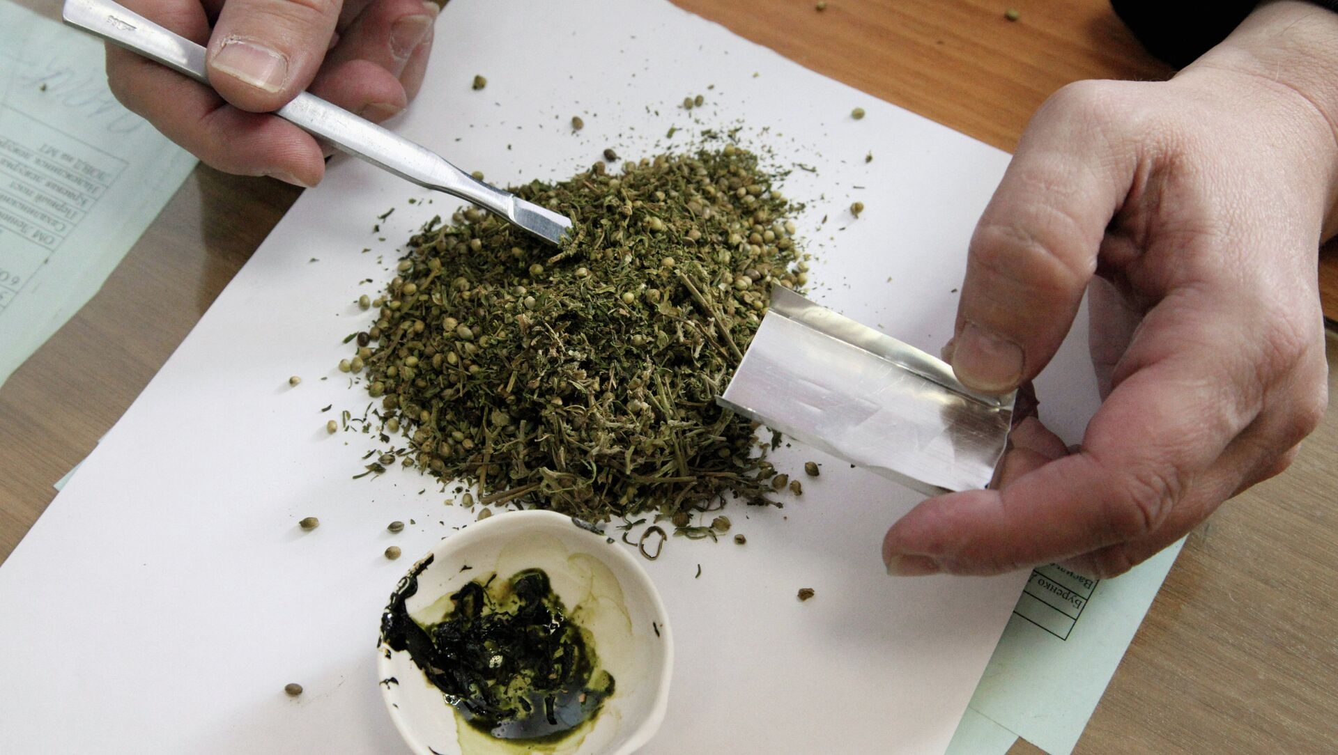 Afyonkarahisar’da güvenlik güçleri tarafından yapılan operasyonda 1,5 kilogram esrar yalanırken,