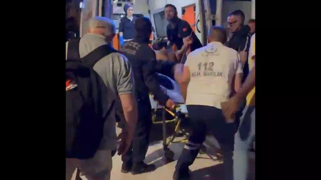 İstanbul Yeşilköy Sahilinde bir şahıs tartıştığı kişiyi bacağından zıpkınla vurdu.
