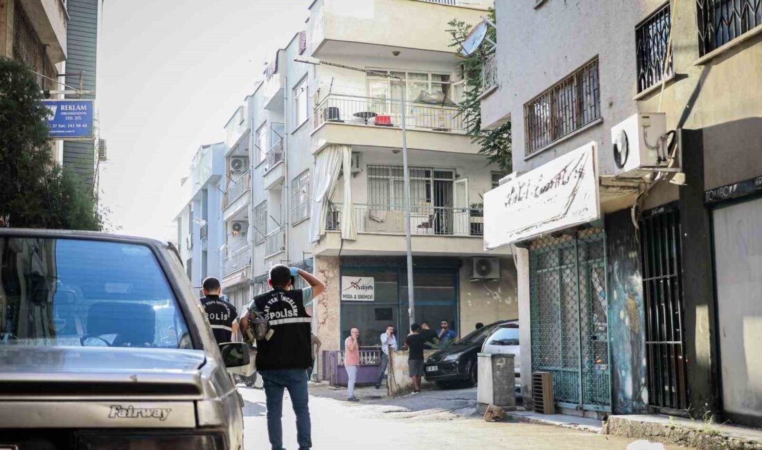 Antalya’da akli dengesi yerinde olmadığı belirtilen şahıs, annesinin boynuna bıçak