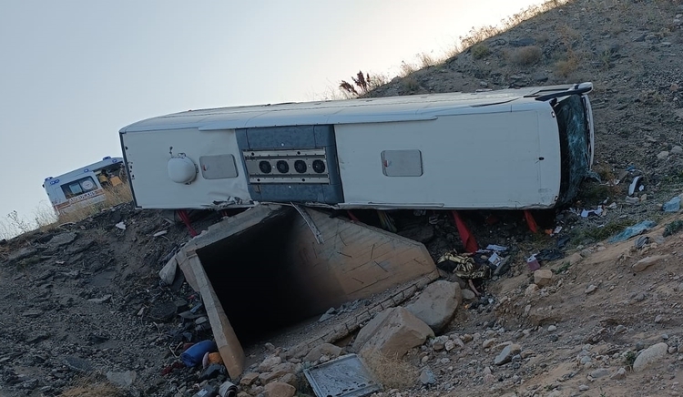 Erzurum’un Horasan ilçesinde yolcu otobüsünün şarampole devrilmesi sonucu 3 kişi