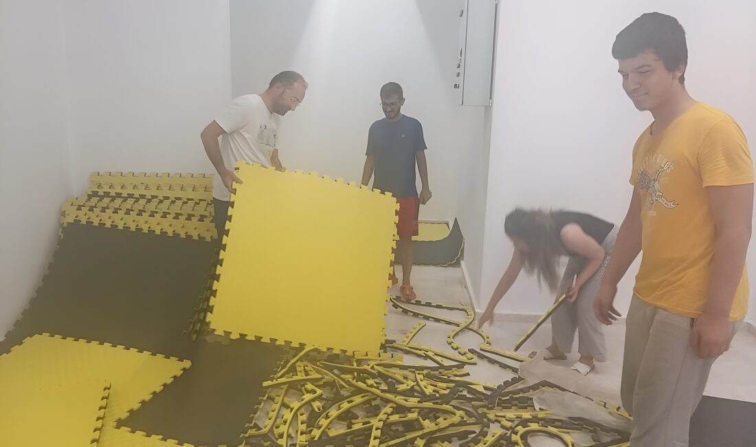 Emirdağ Mithatpaşa Ortaokulu öğretmenleri; yeni öğretim yılına okul temizliğini yaparak