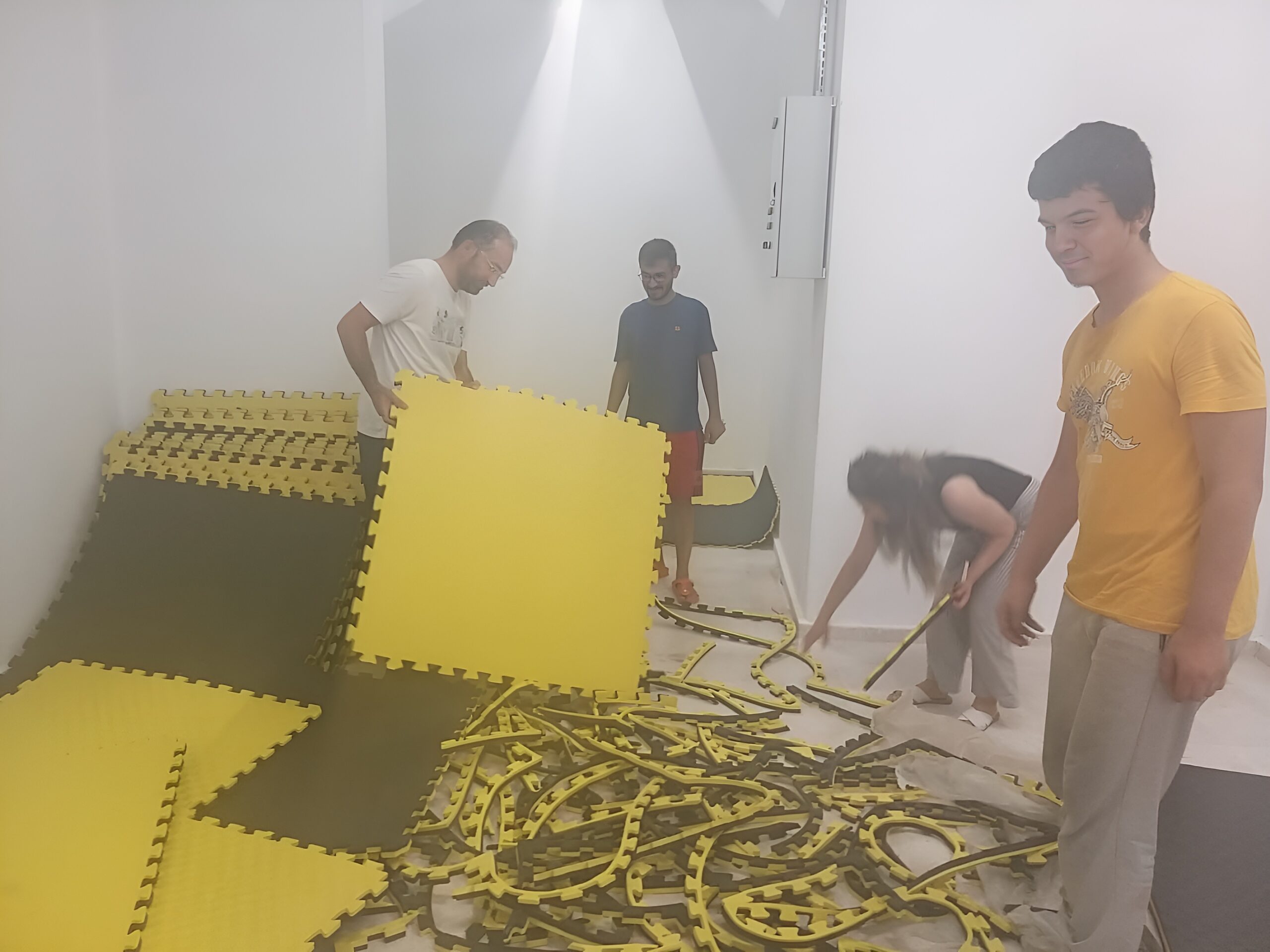 Emirdağ Mithatpaşa Ortaokulu öğretmenleri; yeni öğretim yılına okul temizliğini yaparak