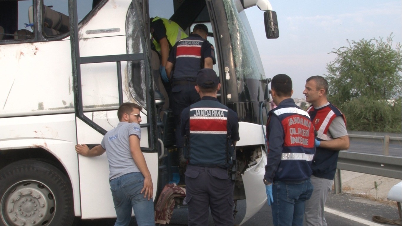 Denizli’de düğüne giden seyir halindeki yolcu otobüsüne çarpması sonucu meydana