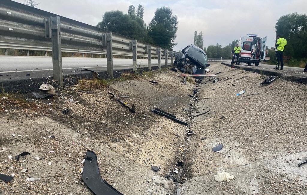   Afyonkarahisar’da kontrolden çıkarak refüje girip ardından bariyerlere çarpan hafif