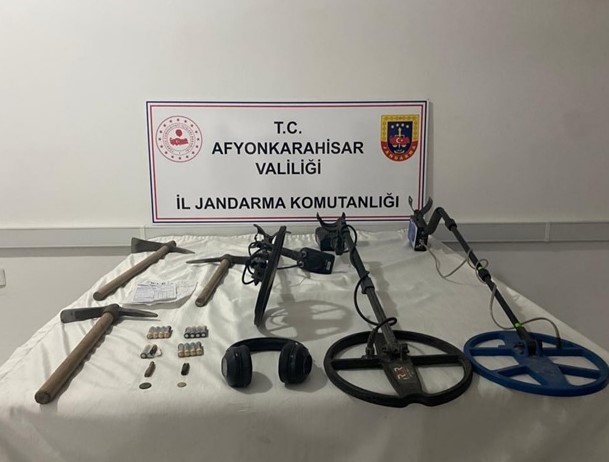 Afyonkarahisar’ın Bayat ilçesinde dedektör ile define arayan 3 kişi jandarma