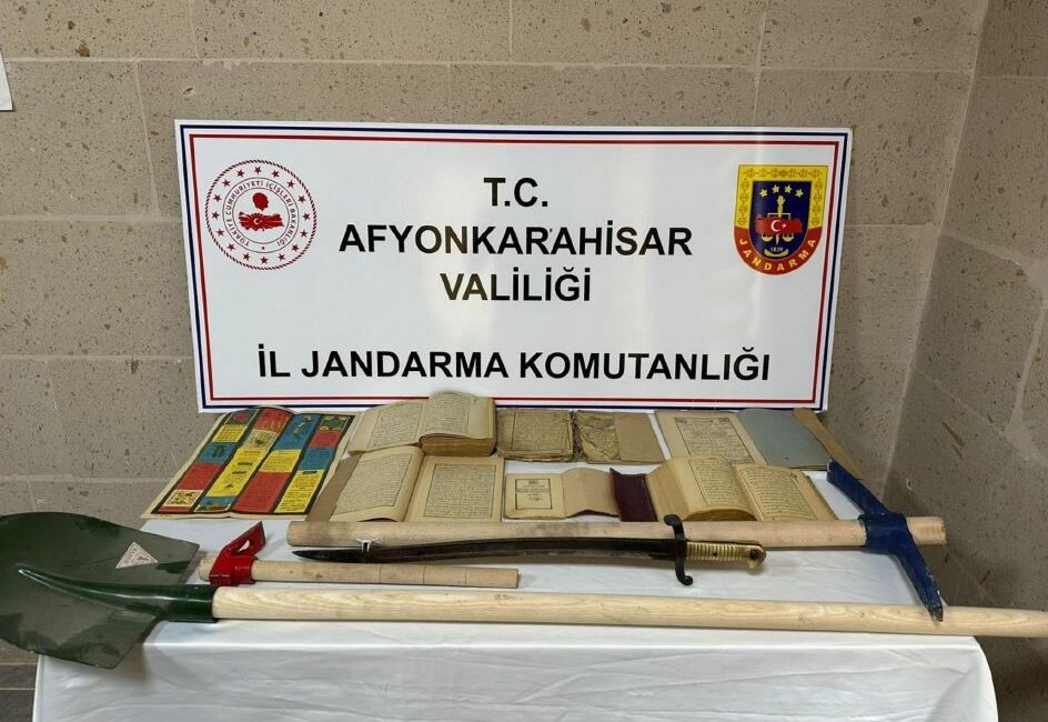 Afyonkarahisar’da kaçak kazı yapan 2 şahıs jandarma tarafından düzenlenen operasyonda