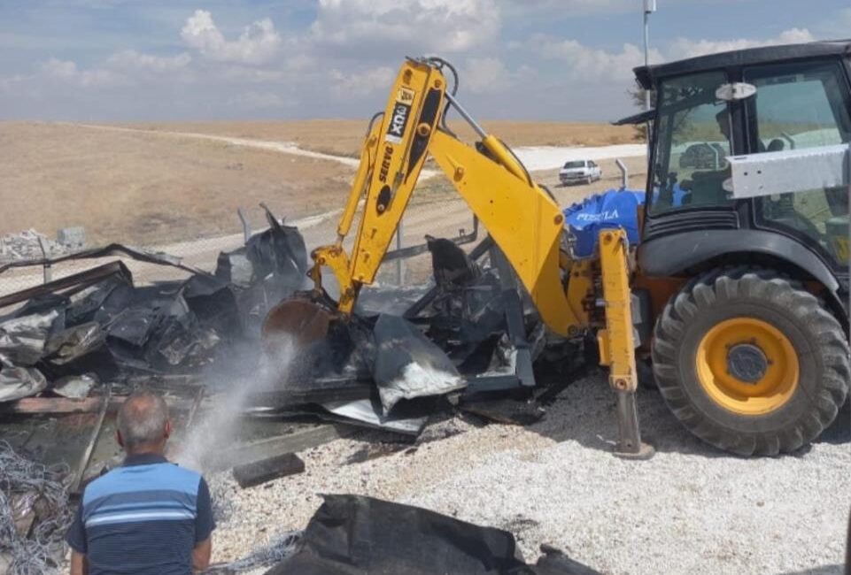 Afyonkarahisar’ın Başmakçı ilçesinde yapımı devam eden güneş enerji santralindeki konteynerde