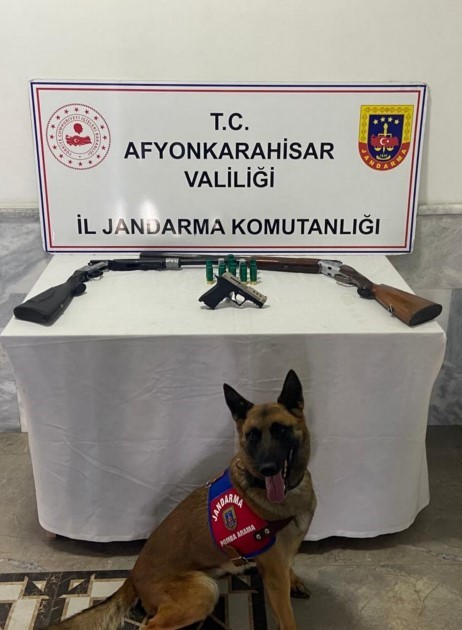 Afyonkarahisar’da jandarma ekipleri uyuşturucu kullandığı iddia edilen şahsın evine yaptığı
