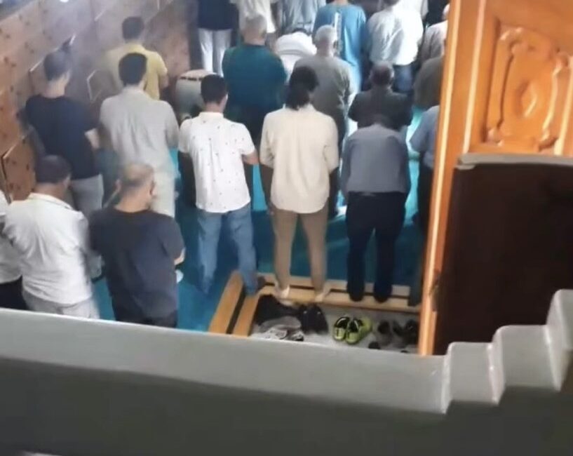 Pendik’te ‘cuma namazında tokat attın’ kavgası! Pendik’te bir camide kılınan cuma namazını cemaatten 2 kişinin tokat