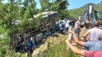 Kahramanmaraş’ta freni patlayan kamyon, mezarlıkta defin için bekleyen kalabalığın arasına