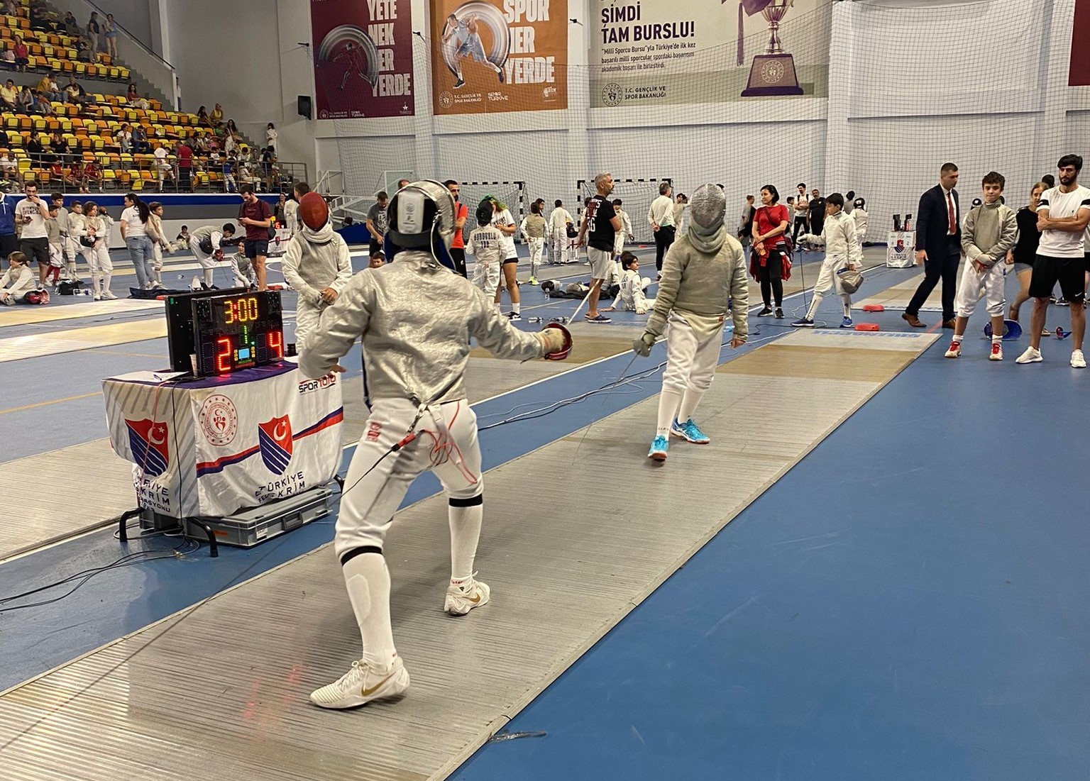 Ankara ev sahipliğinde iki ayrı spor salonunda eş zamanlı olarak