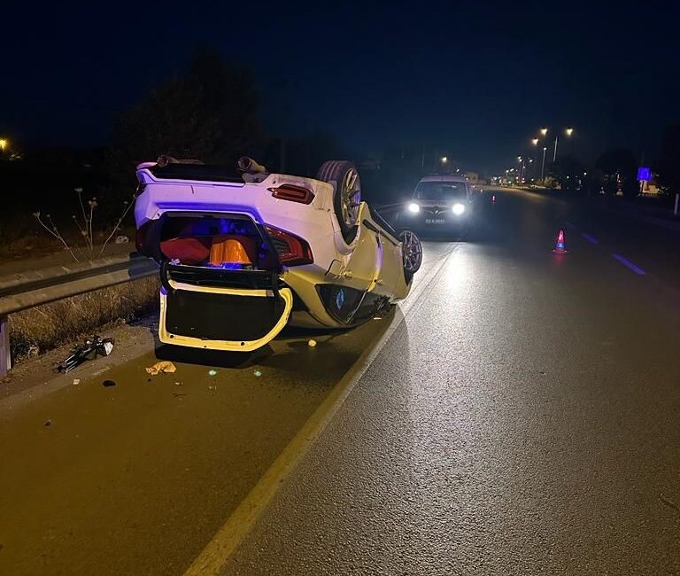 Afyonkarahisar’da kontrolden çıkarak bariyerlere çarpıp devrilen otomobilde 5 kişi yaralandı.