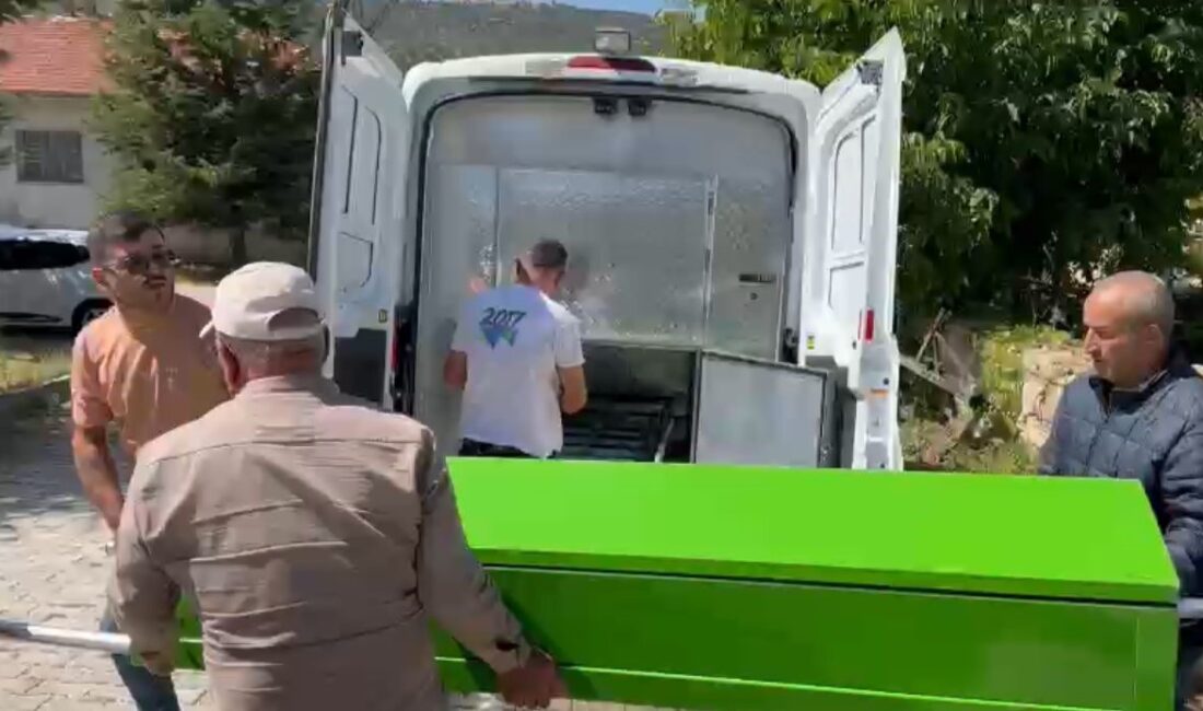 Afyonkarahisar’da 82 yaşındaki kadın evinde 25’e yakın bıçak darbesi ile