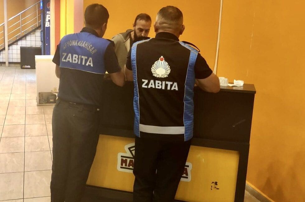 Afyonkarahisar Belediyesi Zabıta Müdürlüğüne bağlı ekipler tarafından kent merkezinde iş