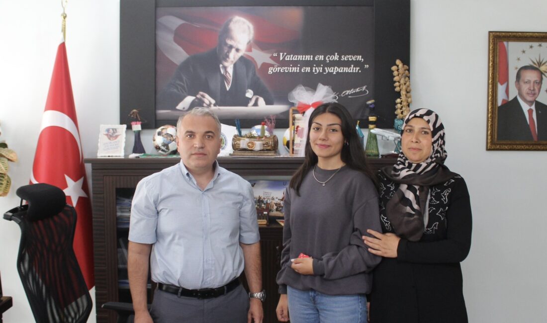 Afyonkarahisar’ın Dinar ilçesinde Yükseköğretim Kurumları Sınavı’nda (YKS) dereceye giren genç