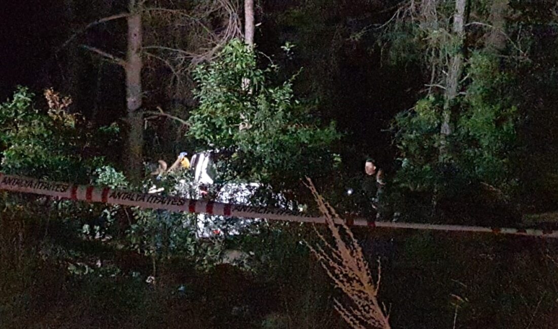 Antalya’nın Alanya ilçesinde şarampole yuvarlanmış ve ağaçların arasında duman çıkarken