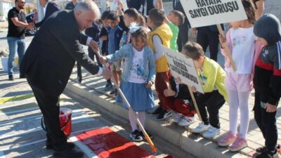 Afyonkarahisar’ın Dinar ilçesinde yaya önceliğine yönelik gerçekleştirilen ‘Önce Yaya ve