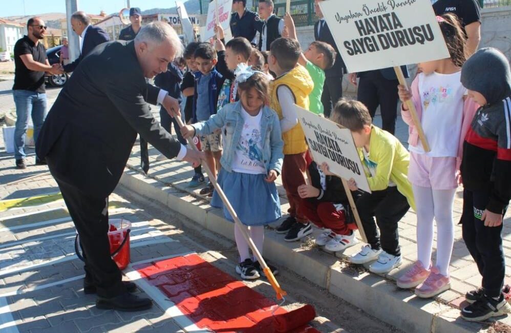 Afyonkarahisar’ın Dinar ilçesinde yaya önceliğine yönelik gerçekleştirilen ‘Önce Yaya ve