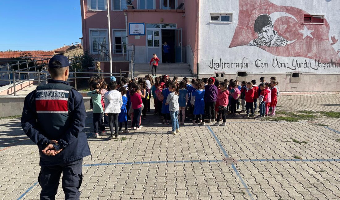 Afyonkarahisar’ın Şuhut ilçesinde okulların açılması le birlikte jandarma ve polis