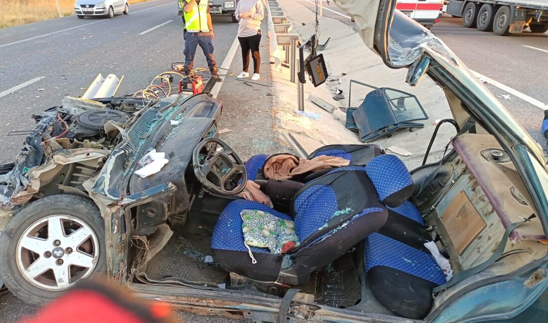 Kütahya’da seyir halindeki otomobilin yoldan çıkarak bariyerlere çarpması sonucu meydana